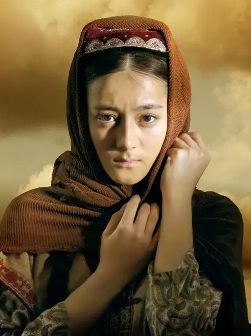 1992年6月3日出生于新疆乌鲁木齐市,中国内地影视女演员,歌手,毕业于