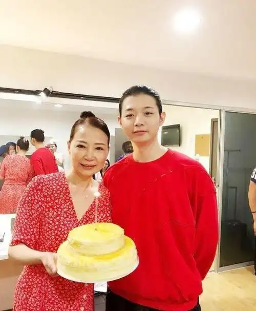 甜歌女神仲小萍为了儿子30年不嫁最终却落得如此凄惨的下场