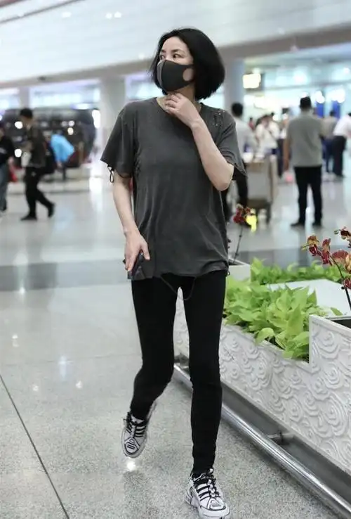 王菲太任性了原图直出无修饰穿灰衣黑裤慵懒又高级生图竟比精修还惊艳