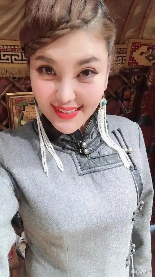 她是演艺界的璀璨明珠蒙古草原之歌的独特传承者