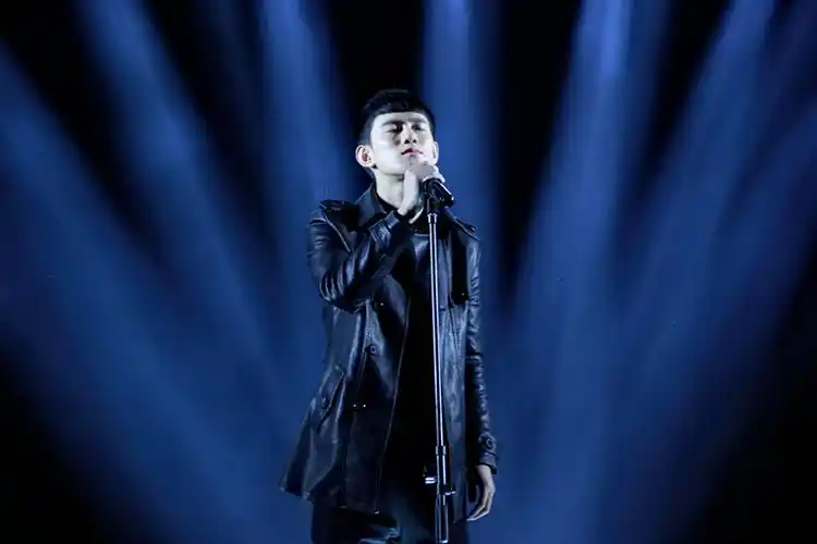 mc阿哲新歌mv录制 歌手蓝波亲临探班指导