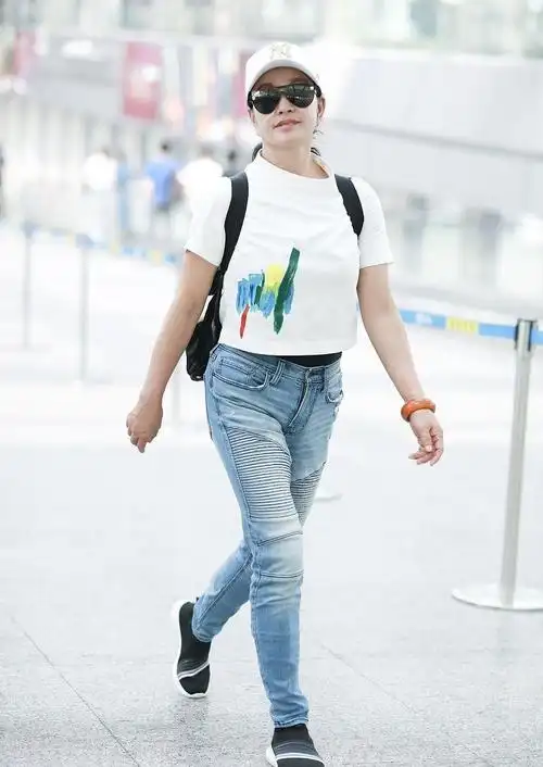 刘晓庆穿搭真大胆,露脐t恤配牛仔裤经典又时髦,哪像64岁老年人