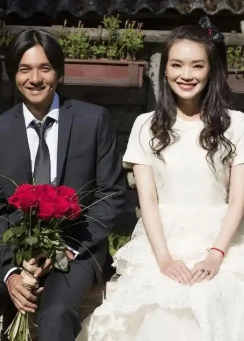 林心如和霍建华出街背爱马仕包包t恤牛仔裤这才是低调的奢华