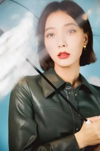 王珞丹短发清爽干练,穿烟熏绿皮质套装效果优雅高贵