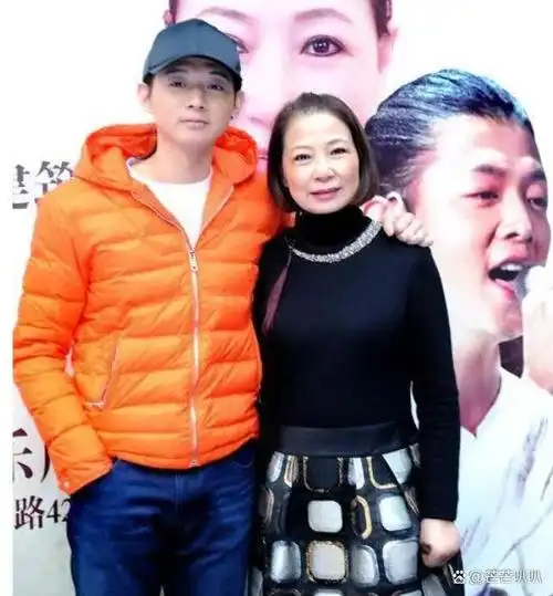 霍尊晒照为母亲庆生,仲小萍手捧蛋糕灿笑!与前夫妻子相处似闺蜜