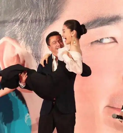 杨颖穿低胸装,被王中磊公主抱笑,都是当妈的人了还这么开放!