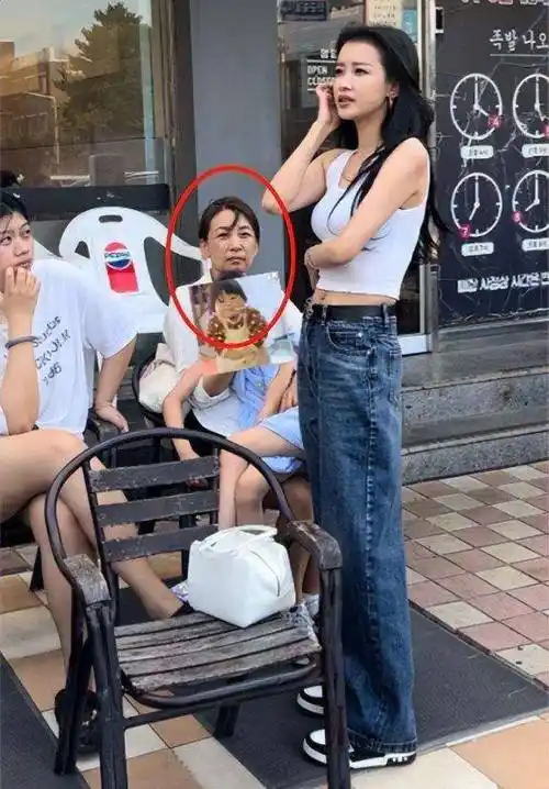 孙怡露脐装破怀孕谣言:肚皮松弛腰上满是赘肉,怒视女儿表情太凶