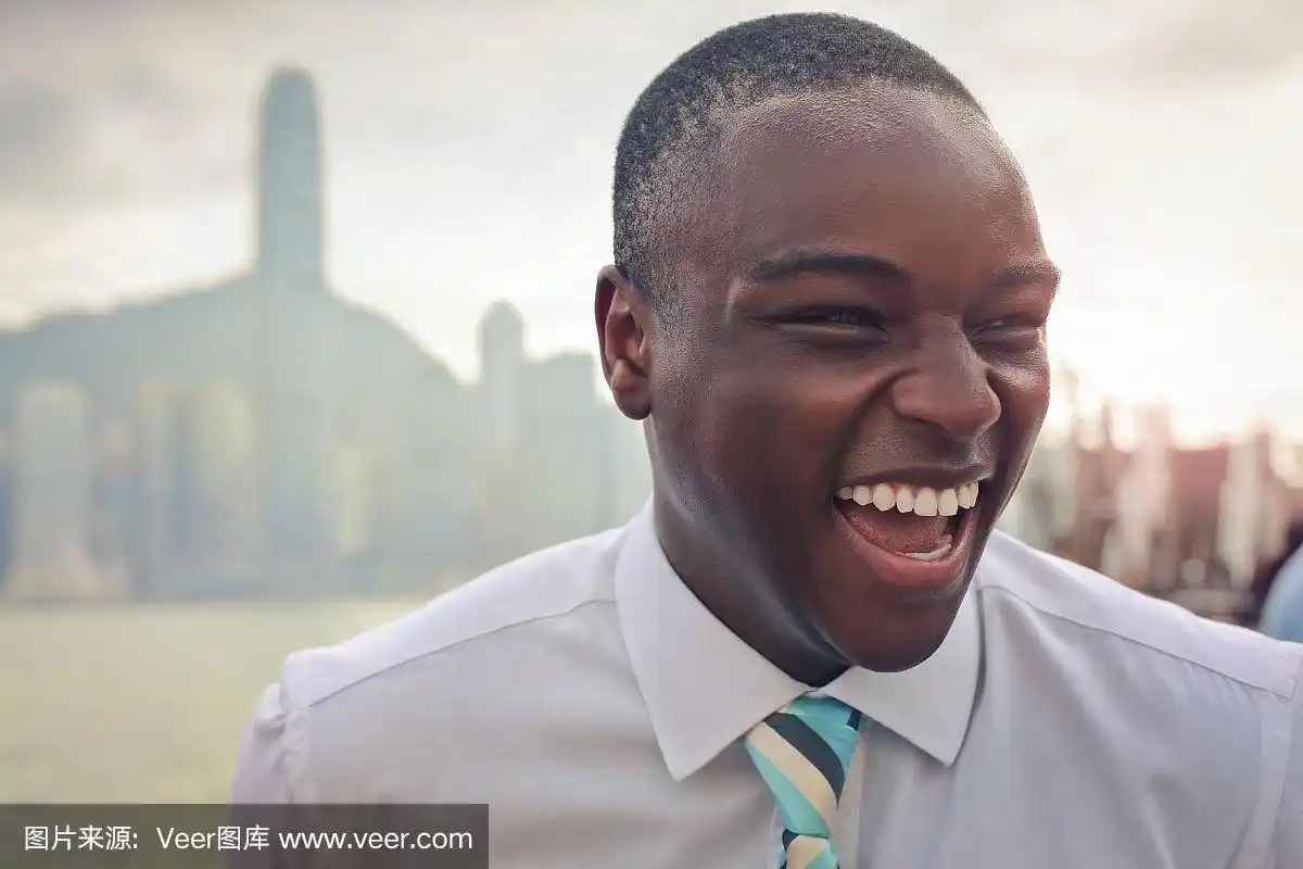 年轻的黑人在笑