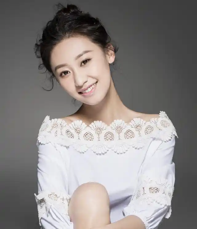 因主演热播电视剧《婚巢》而被观众所熟知和喜爱的氧