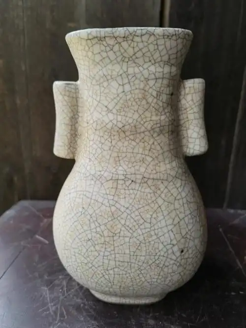 龙泉哥窑贯耳瓶