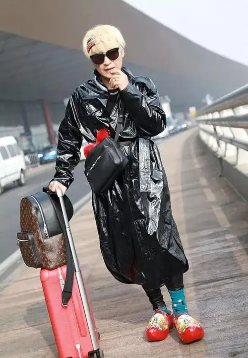 游走在时尚圈边缘的陈志朋,穿衣打扮一次比一次辣眼