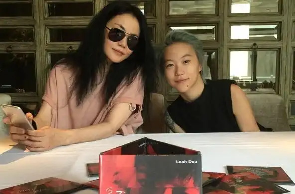 窦靖童与王菲亲密同框