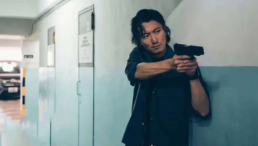 原创怒火重案摩托车头盔能挡得住手枪子弹吗估计有点悬了