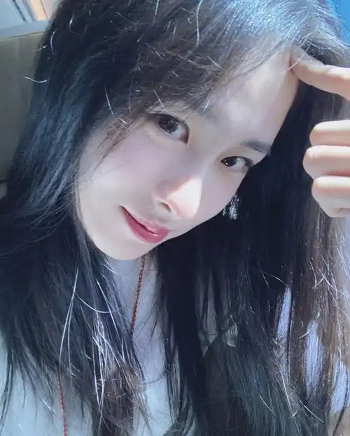 张碧晨长发俏皮自拍照图片