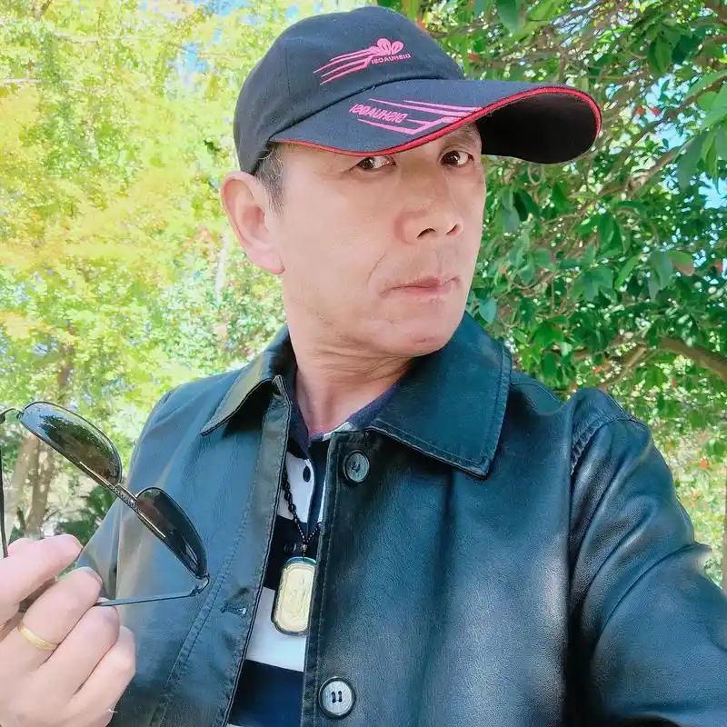 自拍照片臭美男人不用太帅像爷们就行