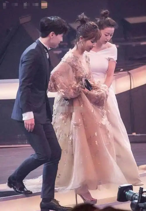 邓伦杨紫时隔近一年再度同框合体又引来网络舆论大战