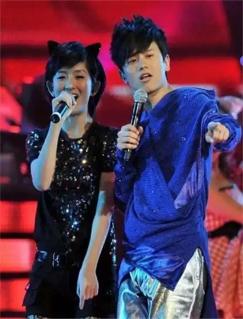 张杰演唱会尺度太大?谢娜吃醋怒发微博:"你小子,别太开朗"