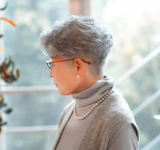 女人过了60岁后别乱烫发!