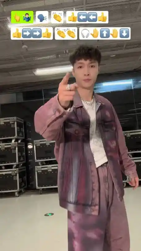 艺兴还贴心的附上了emoji版的舞蹈动作小抄张艺兴喜糖翻译博的微博