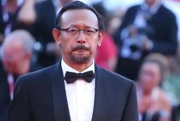 老夫少妻姜文宠爱周韵年纪差距大仍紧拴