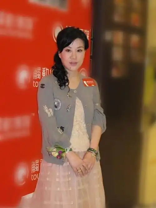 吕良伟老婆杨小娟看着就贤惠,穿衣打扮虽保守,看起来却不俗气!