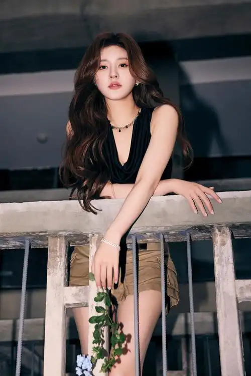 赵露思穿辣妹装又甜又酷 凹造型时尚力爆表