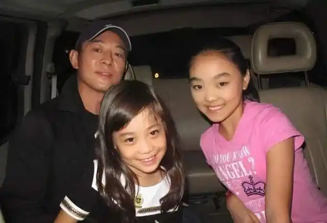 李连杰和利智从小就培养两个女儿的才艺,小时候两个女儿经常跟父母一