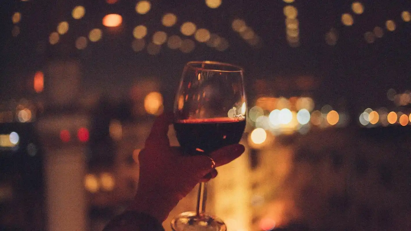 夜晚一个人喝酒的图片