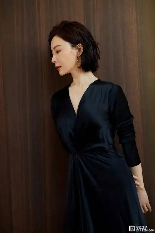 陈数43岁了还这么精致,身穿白色西装配淡黄色打底衫,清新又干练