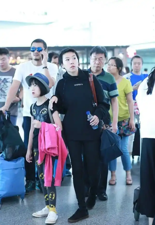 王菲的俩女儿差别有点大虽然都是女孩子但气质感觉真不一样