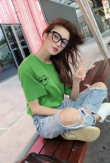 彭渤穿搭很时髦齐刘海造型撞脸热巴网友傻傻分不清楚