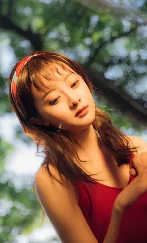 郭玮洁拍摄一组宣传美照,身着一袭红裙靓丽动人