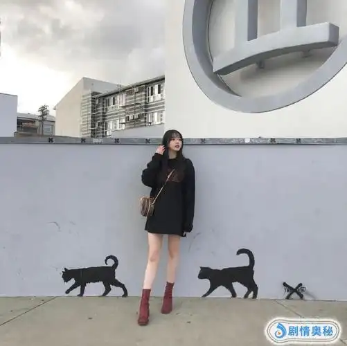 王中磊21岁女儿王文也晒照黑色长款卫衣配短靴大长腿抢镜