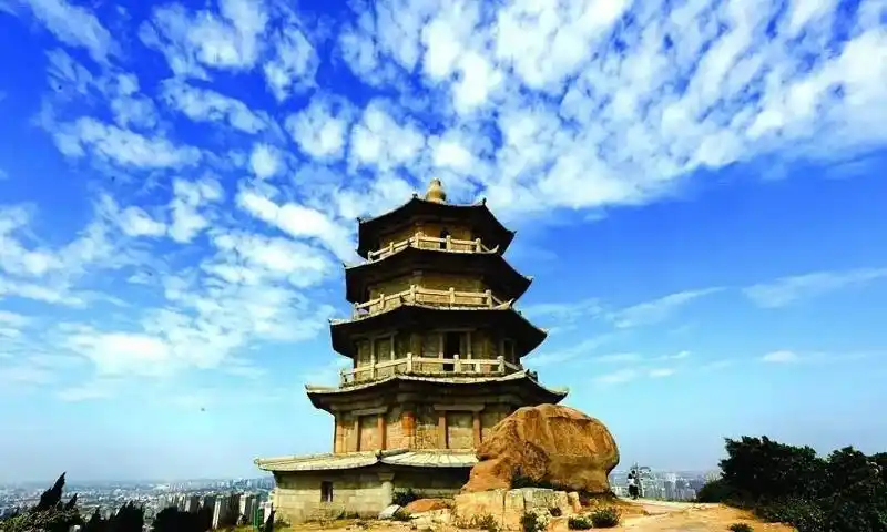 姑嫂塔,在石狮市宝盖山上,又称"万寿塔".