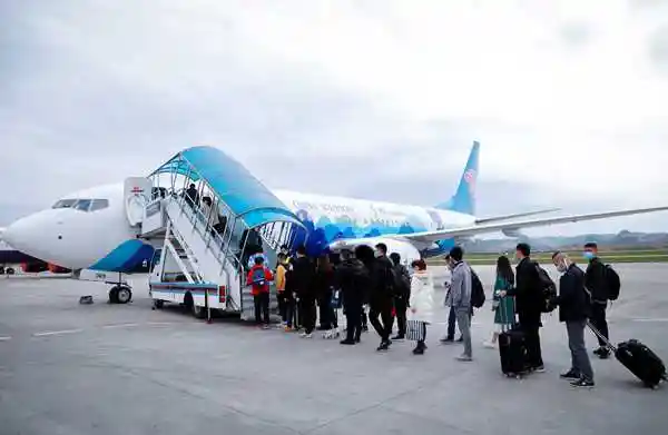 乘客正在登机.南航贵州供图