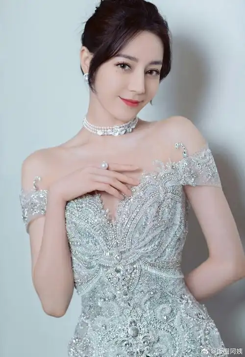 迪丽热巴的肩线