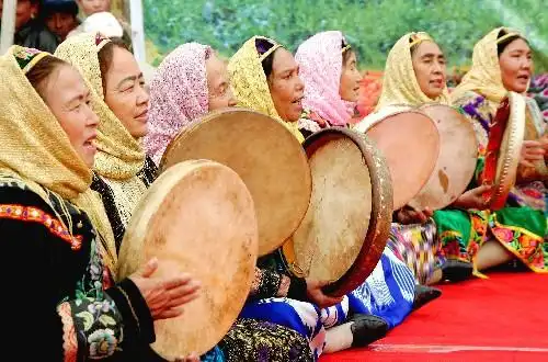10月1日,新疆哈密伊吾县的几位民间手鼓艺人在