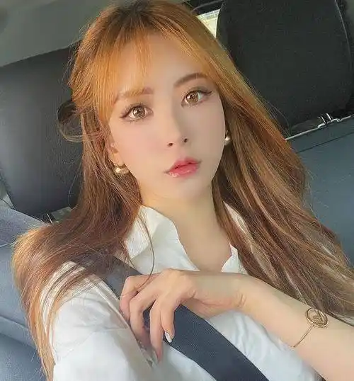 26岁车模小姐姐,"葫芦型"身材惹人羡慕,或是这项运动的功劳