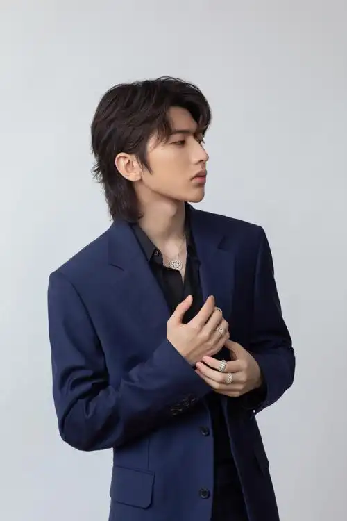 蔡徐坤蓝色西服儒雅帅气写真