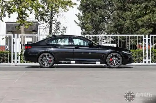 宝马宝石青和炭黑对比