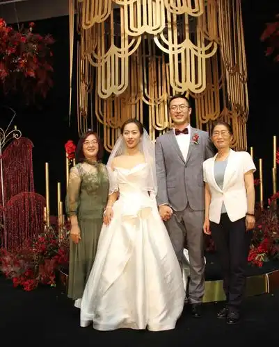 新郎同学母亲代表孩子参加婚礼