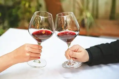 碰杯时用杯肚碰杯