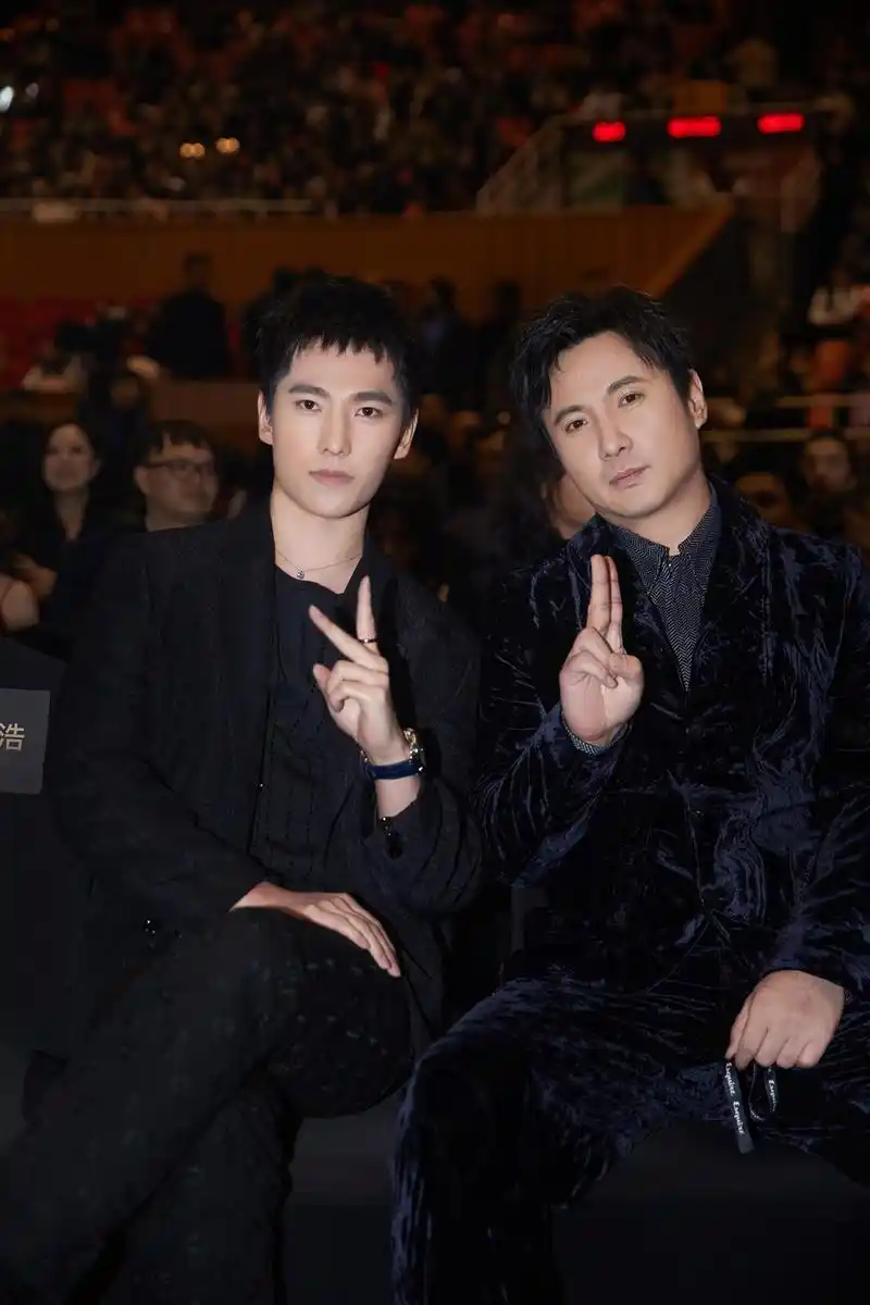 杨洋沈腾军艺校草同框合影 师兄弟花式剪刀手情谊深厚