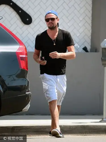 莱昂纳多一脸络腮胡嘴叼牙签痞味十足 穿大短裤显随性变不羁大叔