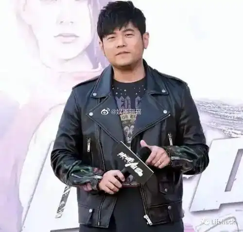 周杰伦出席了一场线下活动,粉丝们在惊喜的同时,也被他目前的发福状态