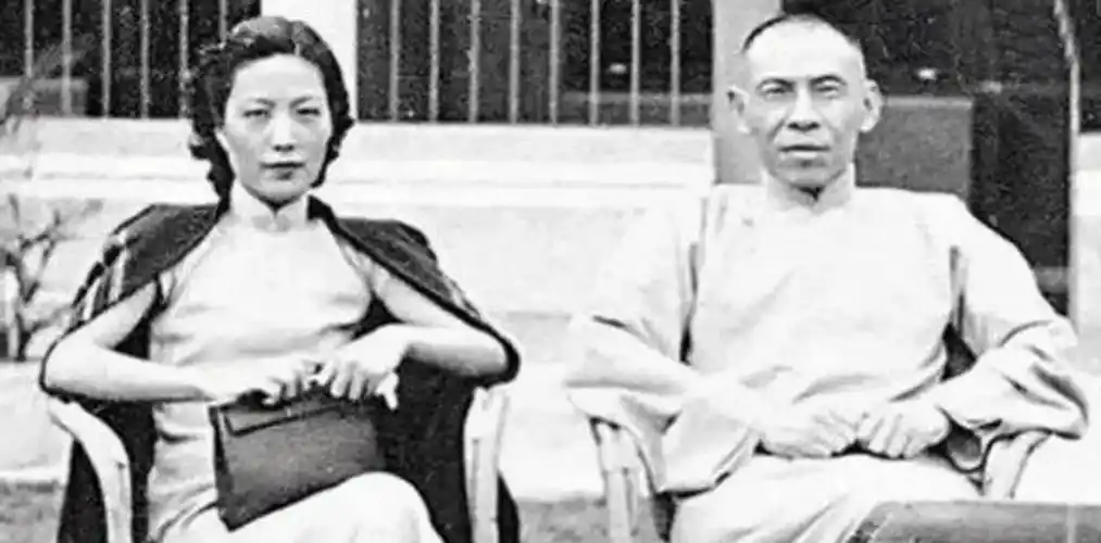 生活,在这样的情形下,她们依旧竭尽全力地将没有成年的子女供养读书