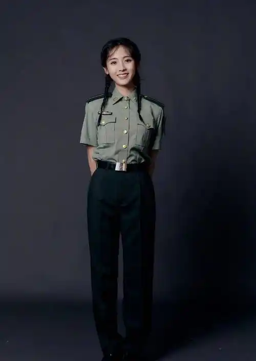 沙溢张小斐邢菲等众多明星晒军装照,军嫂张馨予却在微博秀恩爱_照片