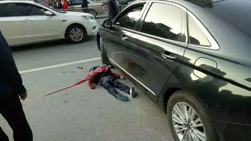 好惨哦,今日早晨巴中城一小学生被车撞现场不敢看!家长注意带孩子