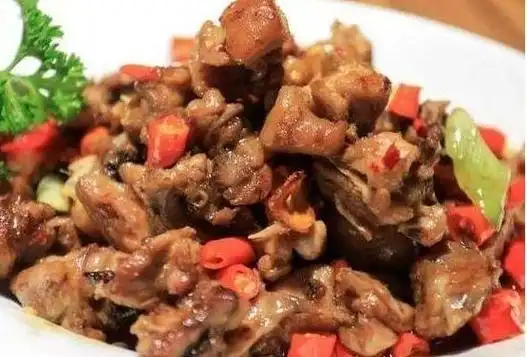 今天介绍的这道菜就是葱烧兔肉,简单易学,色泽艳丽味道棒,补脑益智