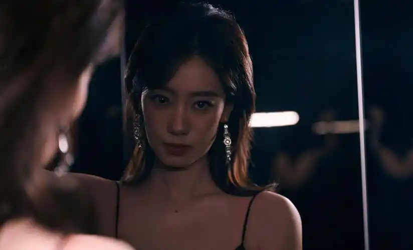 张小斐的亮妆在黑夜里点缀着星星_长裙_星光_魅力